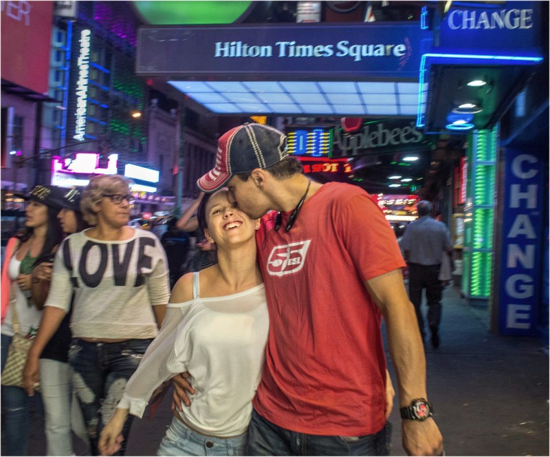 kiss-times-sq-teens